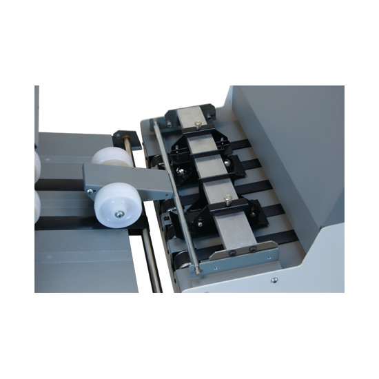 Guide wheels and six-ball-roller deck ensure forms enter the stacker smoothly