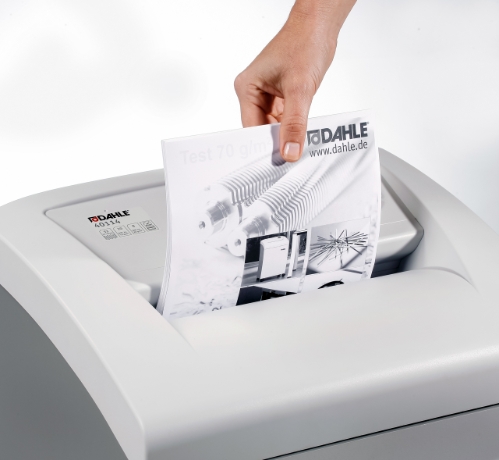Dahle 40406 Strip Cut Office Paper Shredder Package with Oil, Bags - DAHLE 404XX PACKAGE 40406