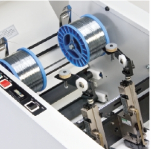 Magnetic stitching heads feature one-step threading for quick and easy set-up.